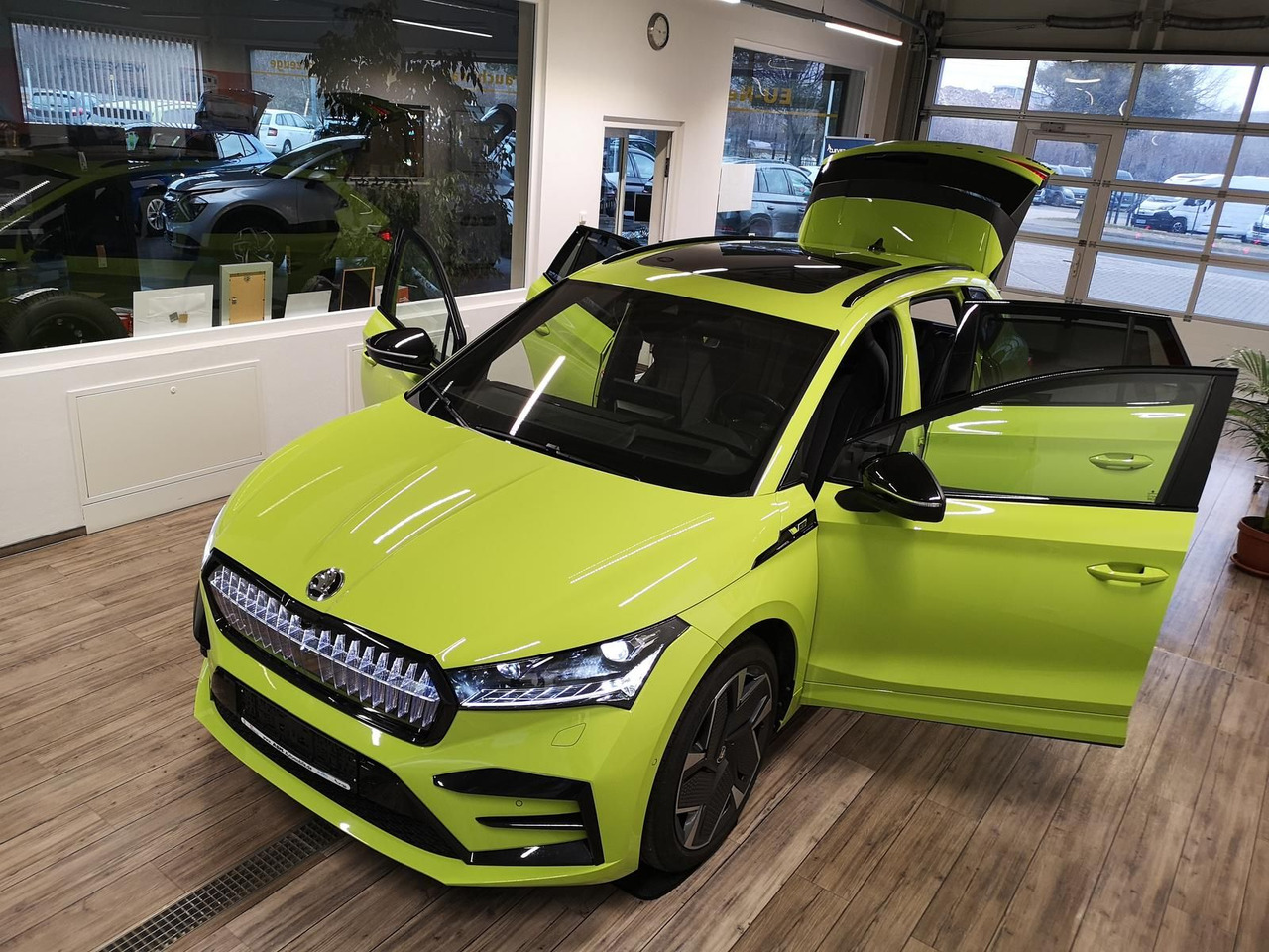 Skoda Enyaq iV RS 220 kW*PSD*AHK*virt.Pedal*360°Kamera - SUV : 사진 2 Skoda Enyaq iV RS 220 kW*PSD*AHK*virt.Pedal*360°Kamera - SUV : 사진 2