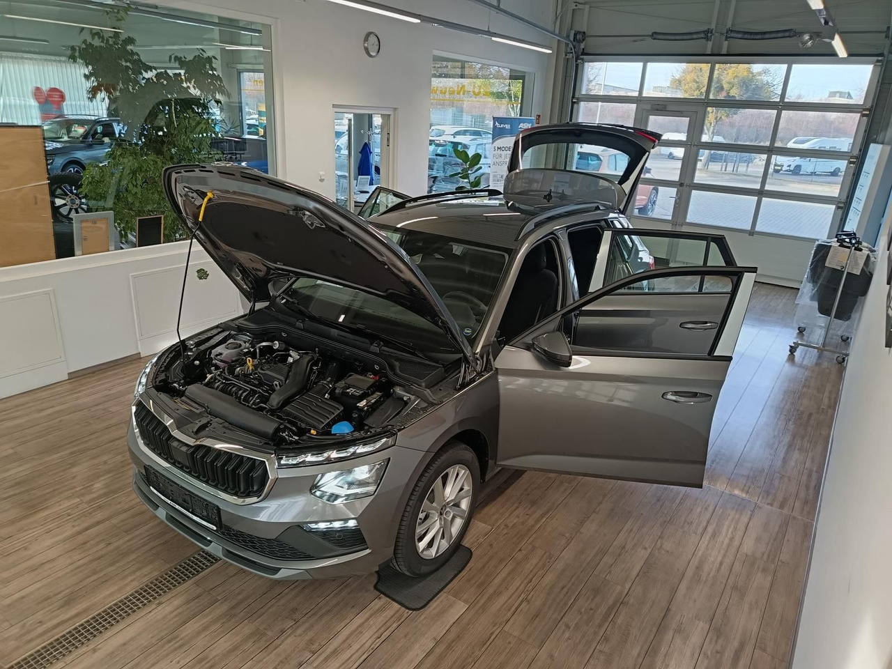 Skoda Kamiq 130 Jahre 1,5TSI DSG*AHK*ACC*LED*R-KAM*PDC - SUV : 사진 2 Skoda Kamiq 130 Jahre 1,5TSI DSG*AHK*ACC*LED*R-KAM*PDC - SUV : 사진 2