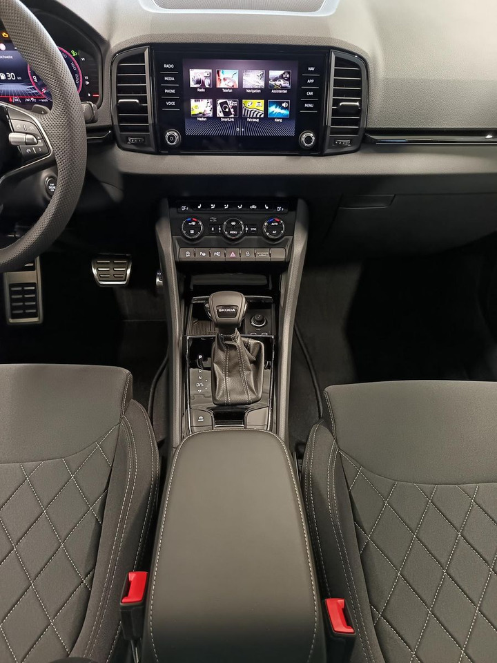 SUV Skoda Karoq Sportline 1,5 TSI DSG*AHK*PSD*STD.HZG*NAVI : 사진 10 SUV Skoda Karoq Sportline 1,5 TSI DSG*AHK*PSD*STD.HZG*NAVI : 사진 10