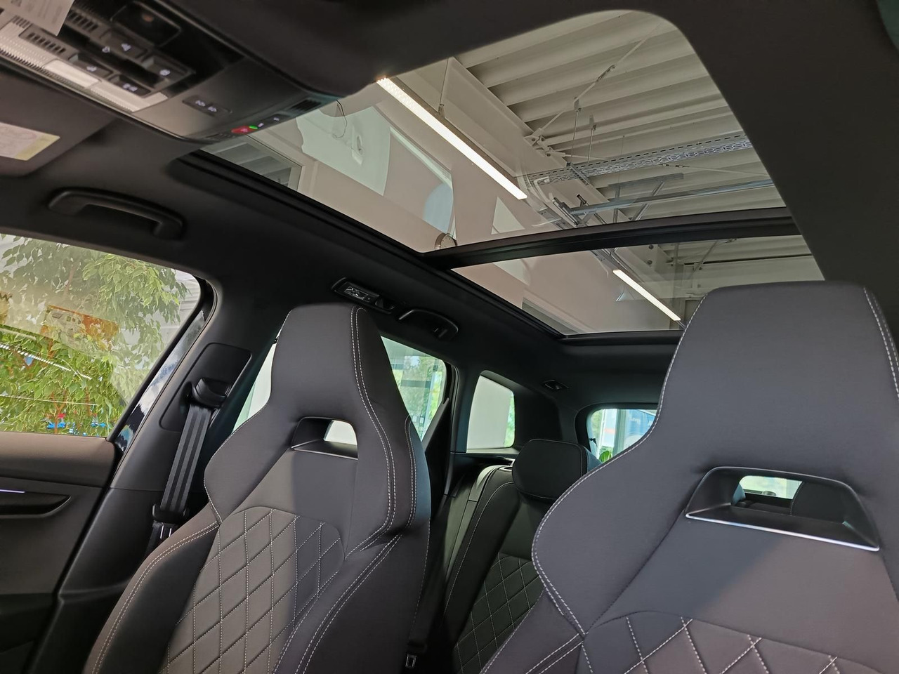 SUV Skoda Karoq Sportline 1,5 TSI DSG*AHK*PSD*STD.HZG*NAVI : 사진 18 SUV Skoda Karoq Sportline 1,5 TSI DSG*AHK*PSD*STD.HZG*NAVI : 사진 18