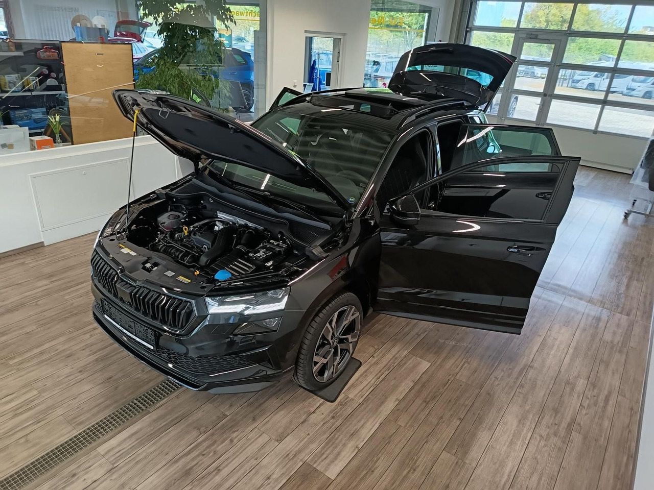 Skoda Karoq Sportline 1,5 TSI DSG*AHK*PSD*STD.HZG*NAVI - SUV : 사진 2 Skoda Karoq Sportline 1,5 TSI DSG*AHK*PSD*STD.HZG*NAVI - SUV : 사진 2