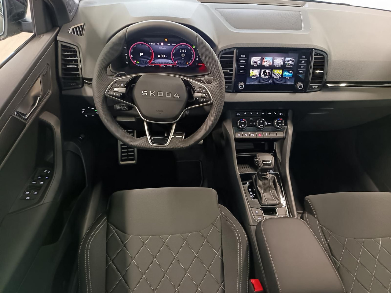 SUV Skoda Karoq Sportline 1,5 TSI DSG*AHK*PSD*STD.HZG*NAVI : 사진 7 SUV Skoda Karoq Sportline 1,5 TSI DSG*AHK*PSD*STD.HZG*NAVI : 사진 7