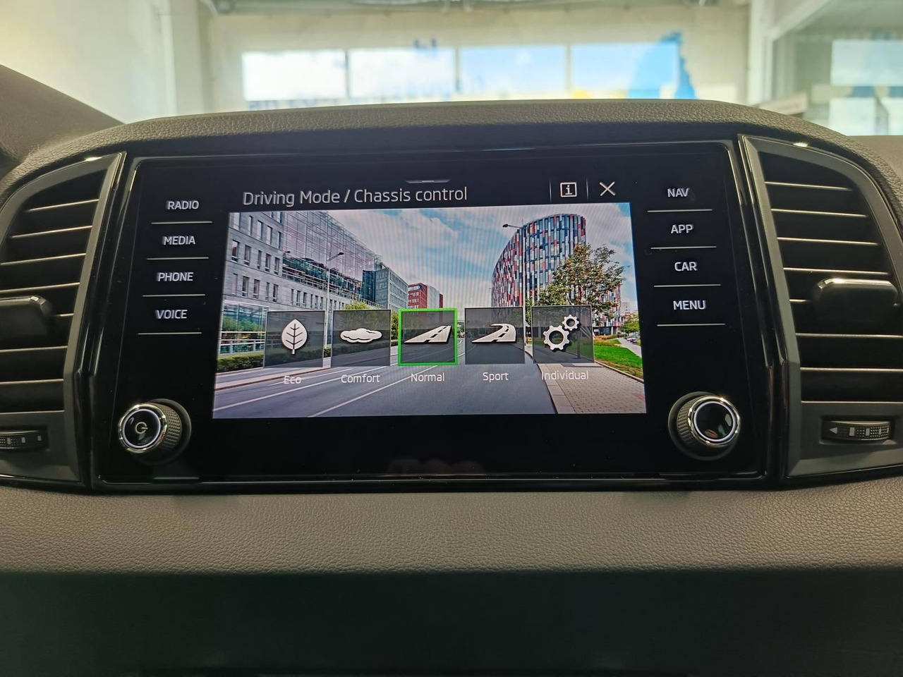 SUV Skoda Karoq Sportline 1,5 TSI DSG*AHK*PSD*STD.HZG*NAVI : 사진 17 SUV Skoda Karoq Sportline 1,5 TSI DSG*AHK*PSD*STD.HZG*NAVI : 사진 17