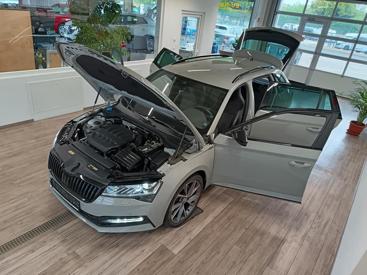 Skoda Superb Combi Sportline 2.0TSI DSG4x4*AHK*DCC*ACC - 차량 : 사진 2 Skoda Superb Combi Sportline 2.0TSI DSG4x4*AHK*DCC*ACC - 차량 : 사진 2