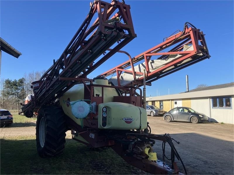 Hardi COMMANDER 4200 TWIN 28 m - 견인 스프레이 : 사진 1 Hardi COMMANDER 4200 TWIN 28 m - 견인 스프레이 : 사진 1