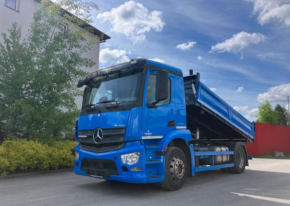 Mercedes-Benz ANTOS 1830 solidny kiper wywrotka blokada mostu - 덤프트럭 : 사진 1 Mercedes-Benz ANTOS 1830 solidny kiper wywrotka blokada mostu - 덤프트럭 : 사진 1