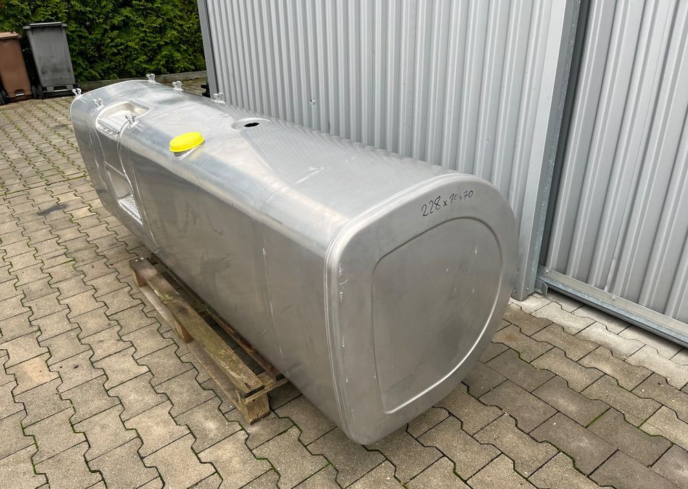 Zbiornik paliwa Volvo FH Renault 900 litrów bak jak nowy - 연료 시스템 트럭 용 : 사진 2 Zbiornik paliwa Volvo FH Renault 900 litrów bak jak nowy - 연료 시스템 트럭 용 : 사진 2