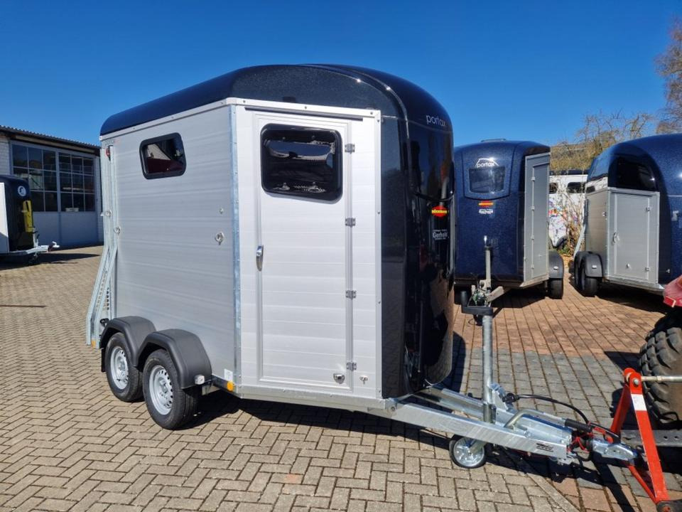 Pferdeanhänger Humbaur, Xanthos Aero, 100 km/h Sattelkammer - 말 트레일러 : 사진 1 Pferdeanhänger Humbaur, Xanthos Aero, 100 km/h Sattelkammer - 말 트레일러 : 사진 1