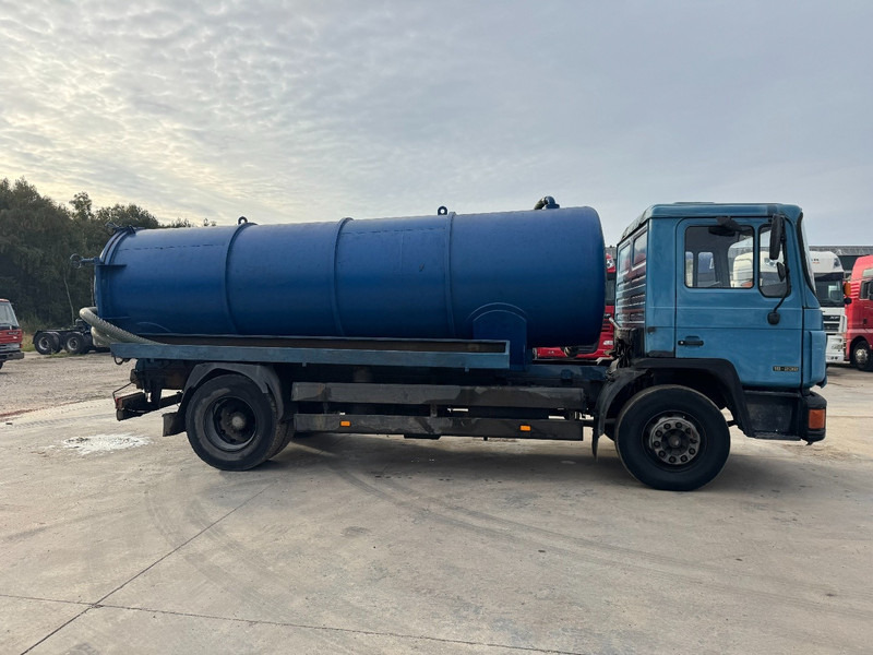 MAN 18.232 (12.000L / STEEL SUSPENSION / 6 CYLINDER WITH MANUAL PUMP) - 진공 흡입 트럭 : 사진 4 MAN 18.232 (12.000L / STEEL SUSPENSION / 6 CYLINDER WITH MANUAL PUMP) - 진공 흡입 트럭 : 사진 4