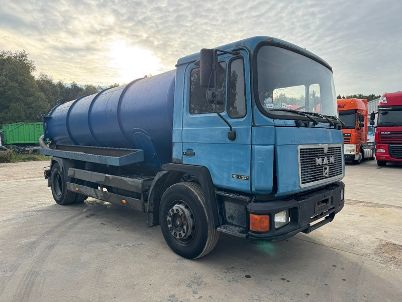 MAN 18.232 (12.000L / STEEL SUSPENSION / 6 CYLINDER WITH MANUAL PUMP) - 진공 흡입 트럭 : 사진 3 MAN 18.232 (12.000L / STEEL SUSPENSION / 6 CYLINDER WITH MANUAL PUMP) - 진공 흡입 트럭 : 사진 3