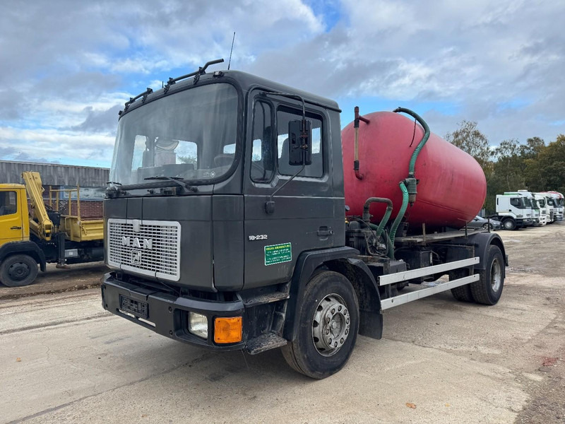 MAN 18.232 (8000 L / 6 CYLINDER WITH MANUAL PUMP / STEEL SUSPENSION) - 진공 흡입 트럭 : 사진 1 MAN 18.232 (8000 L / 6 CYLINDER WITH MANUAL PUMP / STEEL SUSPENSION) - 진공 흡입 트럭 : 사진 1
