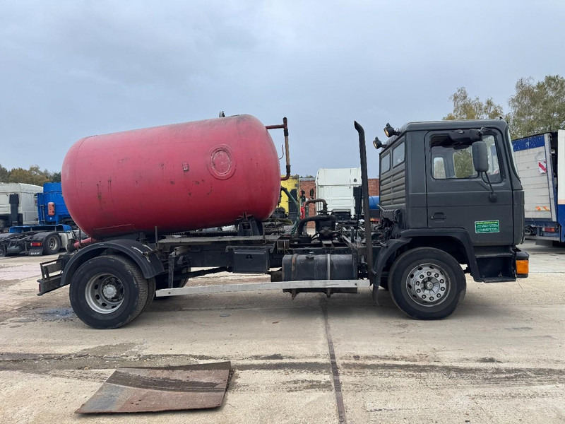 MAN 18.232 (8000 L / 6 CYLINDER WITH MANUAL PUMP / STEEL SUSPENSION) - 진공 흡입 트럭 : 사진 4 MAN 18.232 (8000 L / 6 CYLINDER WITH MANUAL PUMP / STEEL SUSPENSION) - 진공 흡입 트럭 : 사진 4