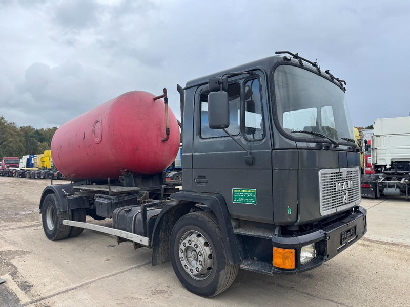MAN 18.232 (8000 L / 6 CYLINDER WITH MANUAL PUMP / STEEL SUSPENSION) - 진공 흡입 트럭 : 사진 3 MAN 18.232 (8000 L / 6 CYLINDER WITH MANUAL PUMP / STEEL SUSPENSION) - 진공 흡입 트럭 : 사진 3