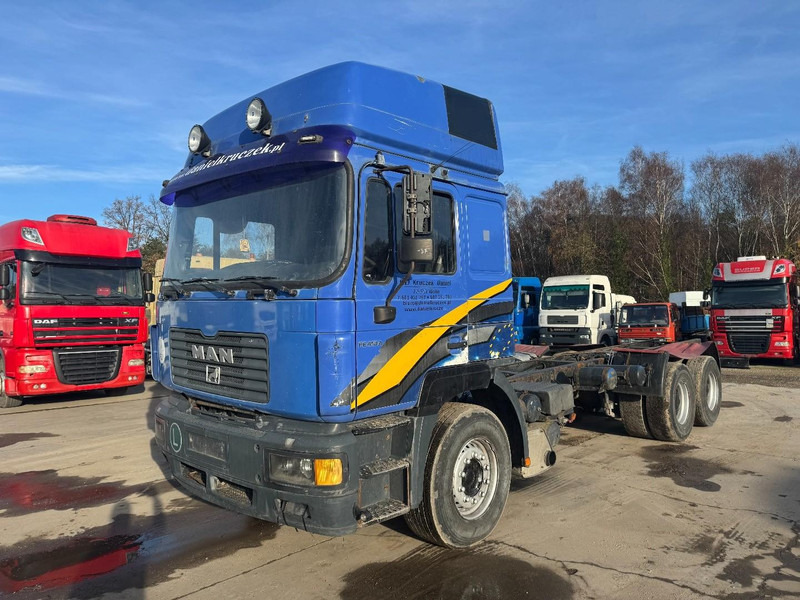 MAN 26.410 (BIG AXLE / 10 TIRES / 6X4 / 6 CYLINDER / MANUAL GEARBOX) - 캡 새시 트럭 : 사진 1 MAN 26.410 (BIG AXLE / 10 TIRES / 6X4 / 6 CYLINDER / MANUAL GEARBOX) - 캡 새시 트럭 : 사진 1