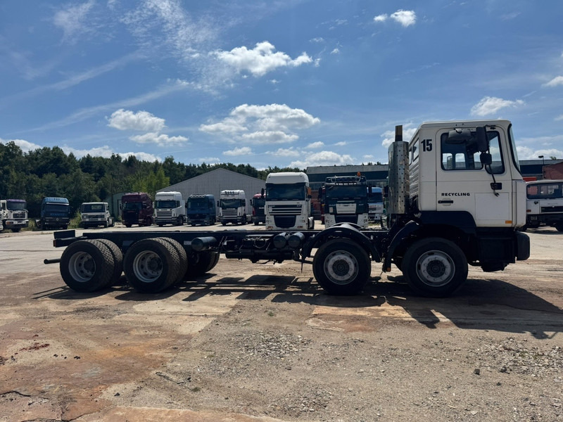 MAN 32.364 (EURO 2 / 6 CYLINDER / 12 TIRES / 8X4 / PERFECT) - 캡 새시 트럭 : 사진 4 MAN 32.364 (EURO 2 / 6 CYLINDER / 12 TIRES / 8X4 / PERFECT) - 캡 새시 트럭 : 사진 4