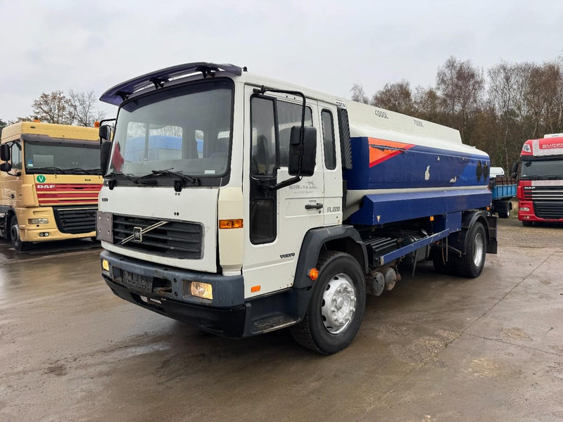 Volvo FL 6 - 220 (11000 L / 2 COMPARTMENTS / 18 TON / MANUAL GEARBOX / PERFECT) - 유조트럭 : 사진 1 Volvo FL 6 - 220 (11000 L / 2 COMPARTMENTS / 18 TON / MANUAL GEARBOX / PERFECT) - 유조트럭 : 사진 1