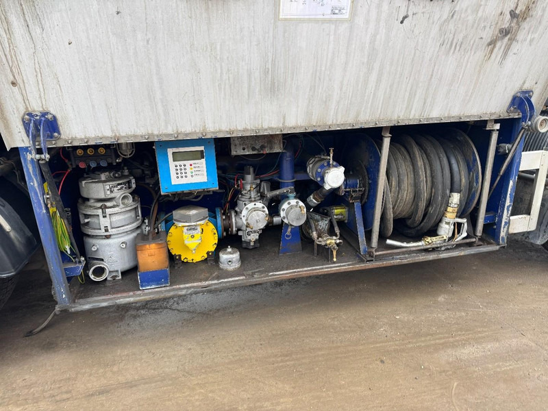 Volvo FL 6 - 220 (11000 L / 2 COMPARTMENTS / 18 TON / MANUAL GEARBOX / PERFECT) - 유조트럭 : 사진 5 Volvo FL 6 - 220 (11000 L / 2 COMPARTMENTS / 18 TON / MANUAL GEARBOX / PERFECT) - 유조트럭 : 사진 5