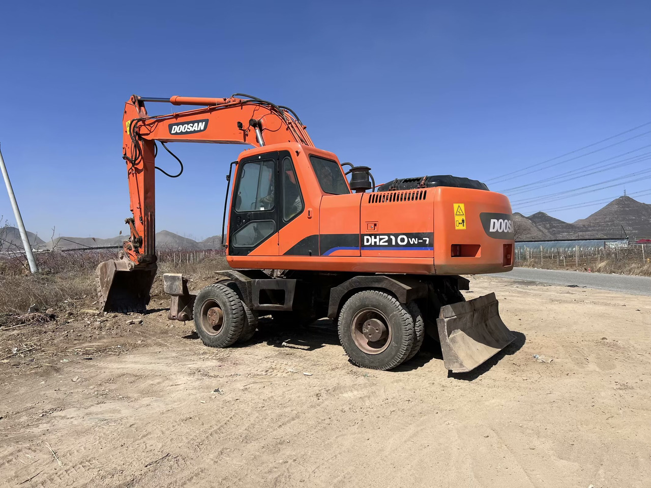 DOOSAN 210w - 휠 굴삭기 : 사진 1 DOOSAN 210w - 휠 굴삭기 : 사진 1