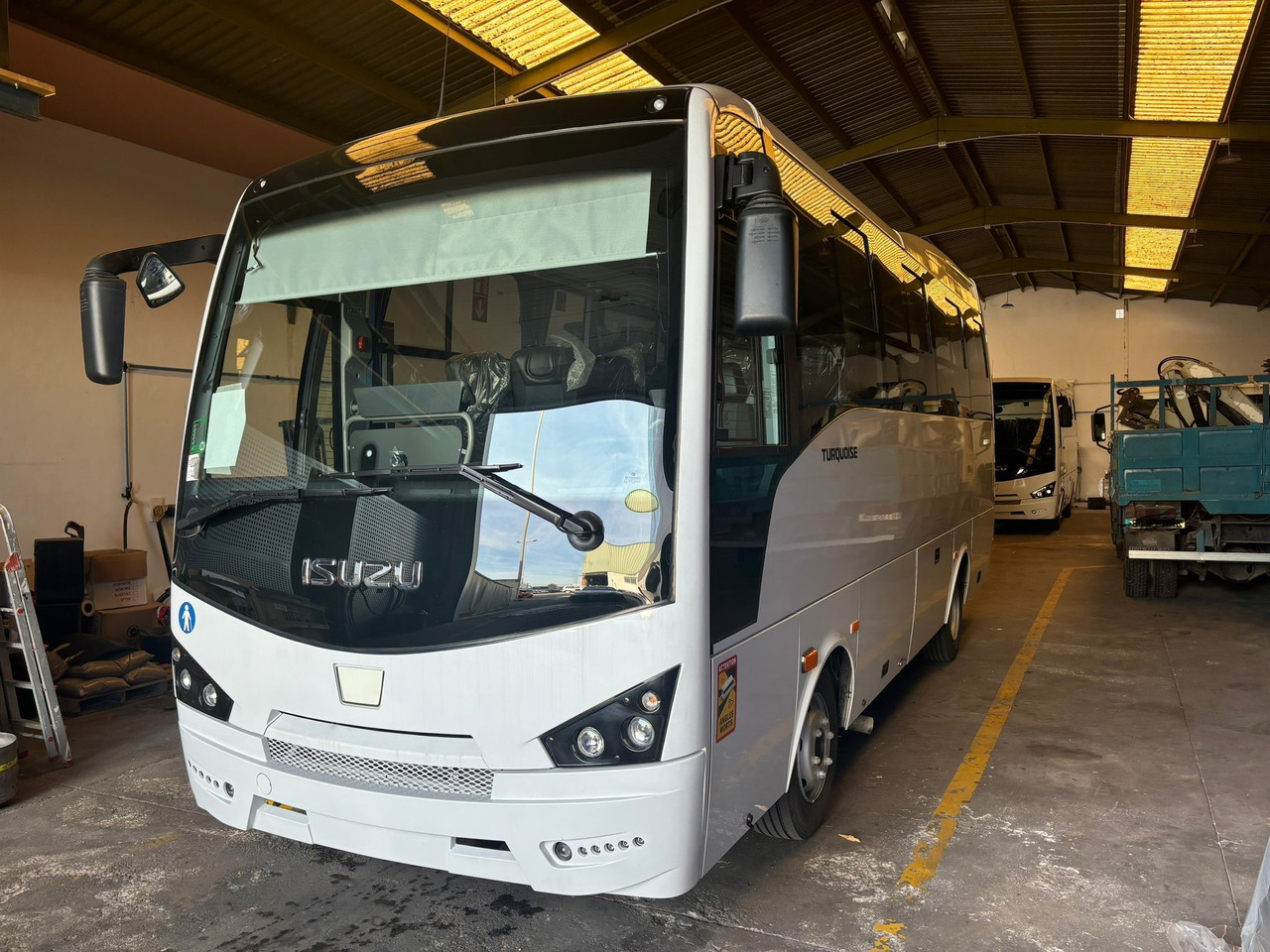 ISUZU TURQUOISE - 대형 버스 : 사진 2 ISUZU TURQUOISE - 대형 버스 : 사진 2