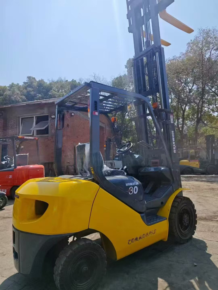 KOMATSU 3-ton - 디젤 지게차 : 사진 5 KOMATSU 3-ton - 디젤 지게차 : 사진 5