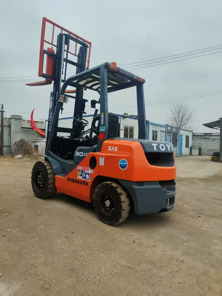 Toyata 3-ton - 수직 마스트 리프트 : 사진 2 Toyata 3-ton - 수직 마스트 리프트 : 사진 2