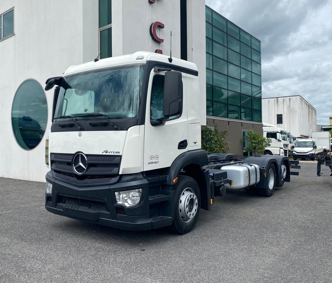 MERCEDES-BENZ ANTOS 25.40 - 캡 새시 트럭 : 사진 2 MERCEDES-BENZ ANTOS 25.40 - 캡 새시 트럭 : 사진 2