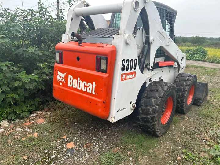 Second Hand BOBCAT S300 Skid-steer Loader with Very Good Performance Is for Sale at a Low Price - 스키드 스티어 로더 : 사진 5 Second Hand BOBCAT S300 Skid-steer Loader with Very Good Performance Is for Sale at a Low Price - 스키드 스티어 로더 : 사진 5