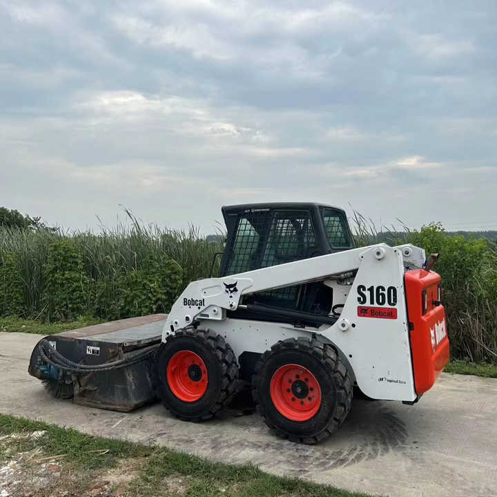 USED BOBCAT S160 Skid-steer Loader Bobcat S160 Carry Sweeper with Very Good Performance Is for Sale at a Low Price. - 스키드 스티어 로더 : 사진 1 USED BOBCAT S160 Skid-steer Loader Bobcat S160 Carry Sweeper with Very Good Performance Is for Sale at a Low Price. - 스키드 스티어 로더 : 사진 1