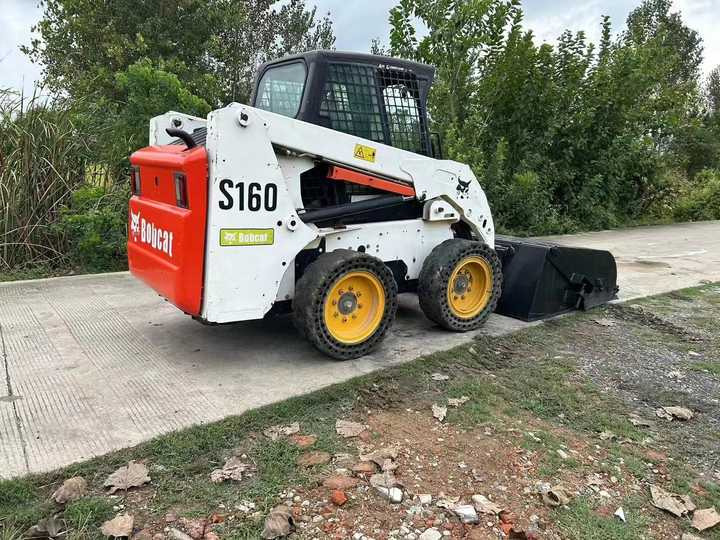 USED BOBCAT S160 Skid-steer Loader with Very Good Performance Is for Sale at a Low Price. - 스키드 스티어 로더 : 사진 4 USED BOBCAT S160 Skid-steer Loader with Very Good Performance Is for Sale at a Low Price. - 스키드 스티어 로더 : 사진 4