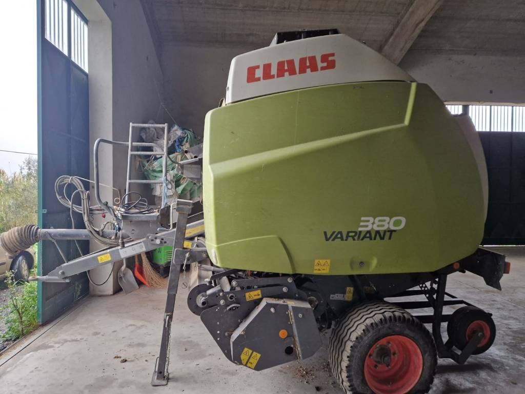 Claas VARIANT 380 PRO RF - 원형 베일러 : 사진 1 Claas VARIANT 380 PRO RF - 원형 베일러 : 사진 1