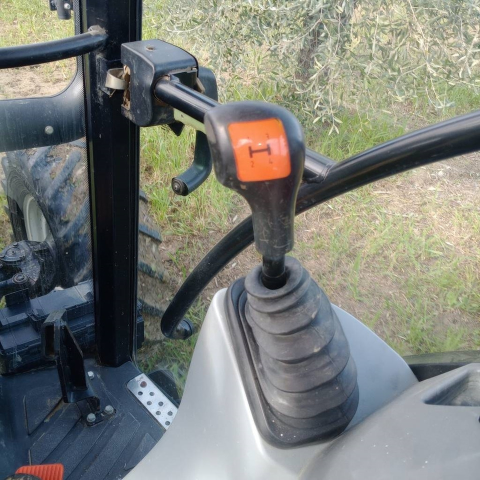 New Holland T 4.55 - 장궤형 트랙터 : 사진 4 New Holland T 4.55 - 장궤형 트랙터 : 사진 4