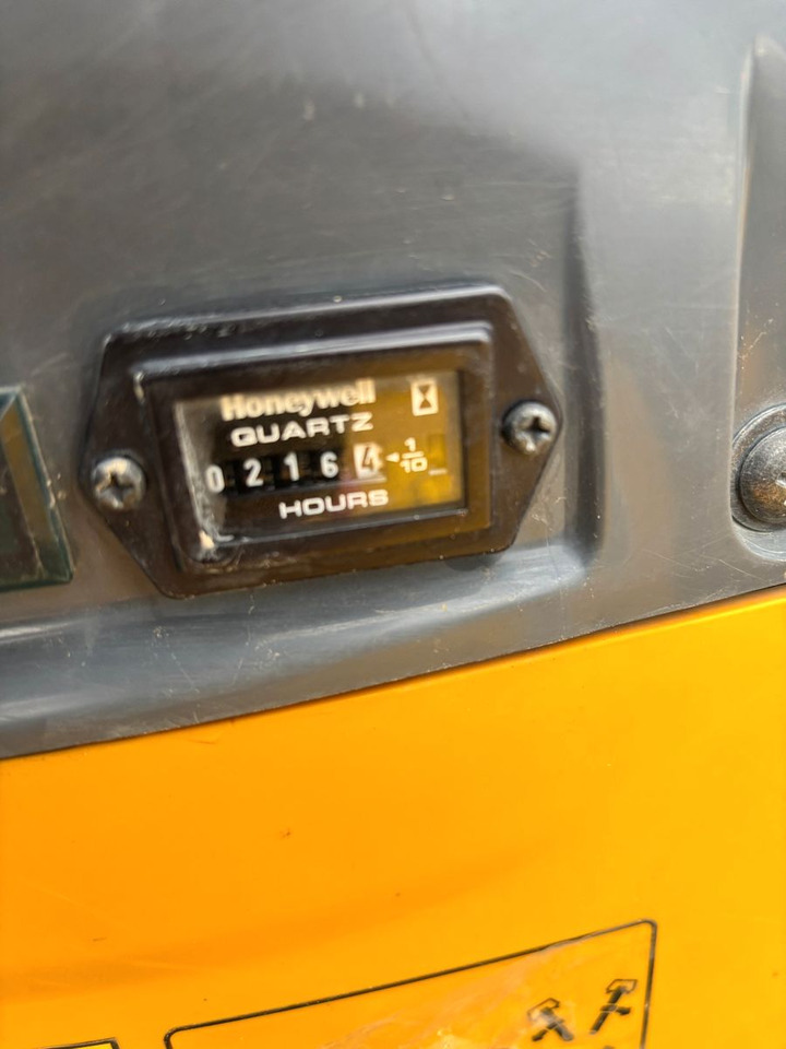 Komatsu PC09-1 - 미니 굴삭기 : 사진 3 Komatsu PC09-1 - 미니 굴삭기 : 사진 3