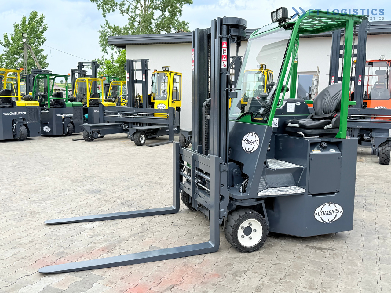 COMBILIFT CB3000 / DIESEL / TRIPLEX 4900MM / FREE LIFT / SIDESHIFT / FORK POSITIONER / 1500MM FORKS / LIKE NEW - 4방향 리치 트럭 : 사진 2 COMBILIFT CB3000 / DIESEL / TRIPLEX 4900MM / FREE LIFT / SIDESHIFT / FORK POSITIONER / 1500MM FORKS / LIKE NEW - 4방향 리치 트럭 : 사진 2