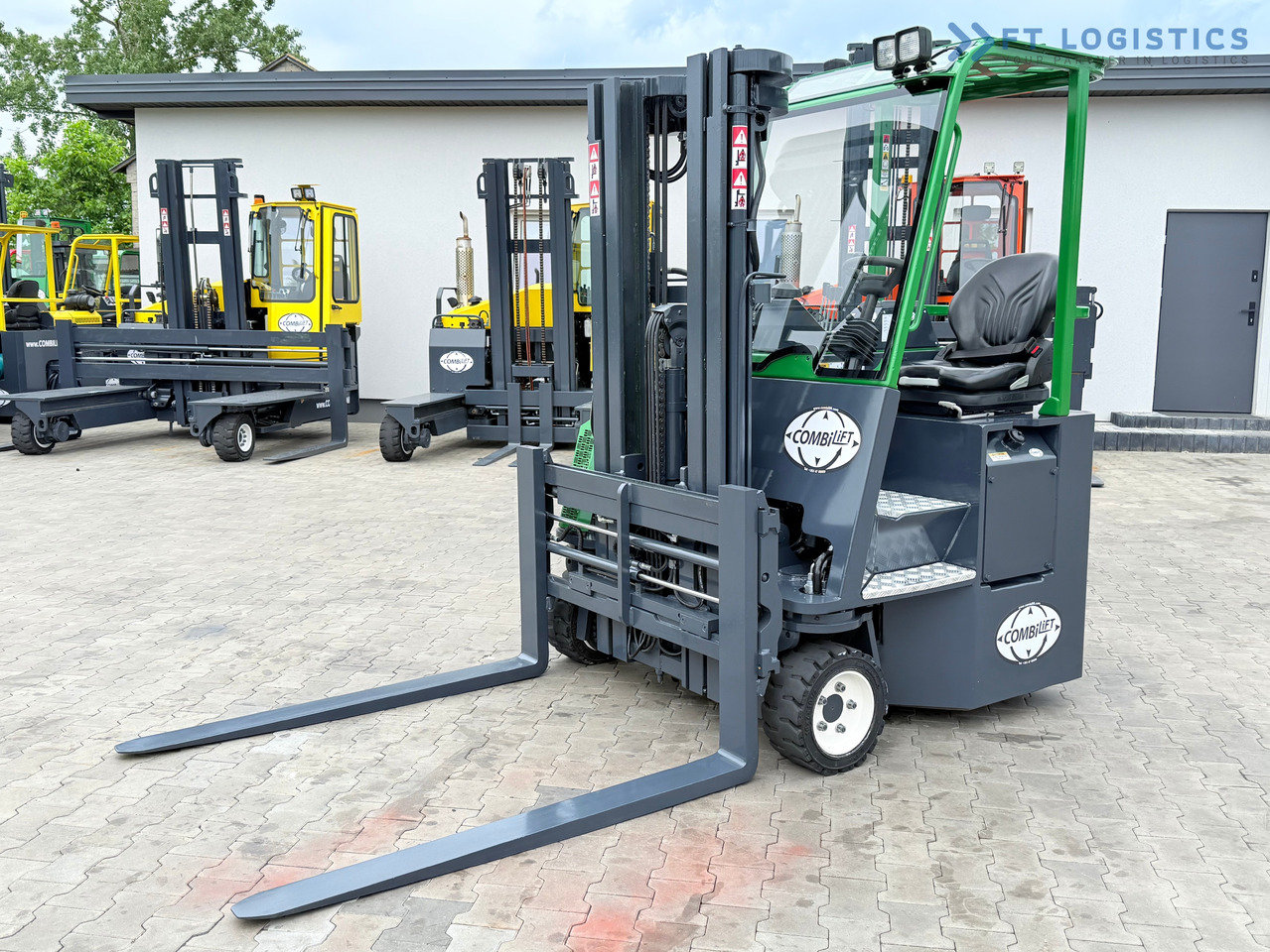 COMBILIFT CB3000 / DIESEL / TRIPLEX 4900MM / FREE LIFT / SIDESHIFT / FORK POSITIONER / 1500MM FORKS / LIKE NEW - 4방향 리치 트럭 : 사진 1 COMBILIFT CB3000 / DIESEL / TRIPLEX 4900MM / FREE LIFT / SIDESHIFT / FORK POSITIONER / 1500MM FORKS / LIKE NEW - 4방향 리치 트럭 : 사진 1