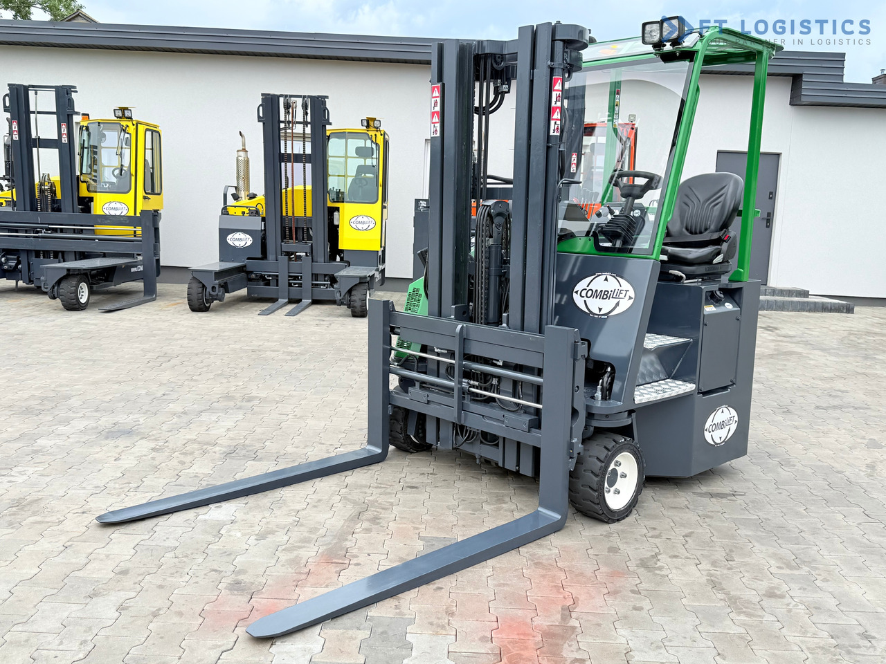 COMBILIFT CB3000 / DIESEL / TRIPLEX 4900MM / FREE LIFT / SIDESHIFT / FORK POSITIONER / 1500MM FORKS / LIKE NEW - 4방향 리치 트럭 : 사진 3 COMBILIFT CB3000 / DIESEL / TRIPLEX 4900MM / FREE LIFT / SIDESHIFT / FORK POSITIONER / 1500MM FORKS / LIKE NEW - 4방향 리치 트럭 : 사진 3