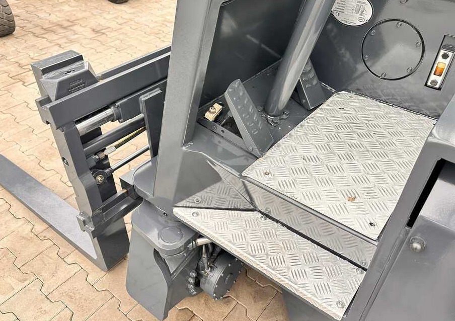 4방향 리치 트럭 Combilift C2500CB / TRIPLEX / DIESEL / 4900MM / FREE LIFT / POSITIONER 1720MM / LIKE NEW : 사진 32