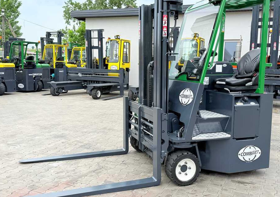 Combilift CB3000 / DIESEL / TRIPLEX 4900MM / FREE LIFT / SIDESHIFT / FORK POSITIONER / 1500MM FORKS / LIKE NEW - 4방향 리치 트럭 : 사진 1 Combilift CB3000 / DIESEL / TRIPLEX 4900MM / FREE LIFT / SIDESHIFT / FORK POSITIONER / 1500MM FORKS / LIKE NEW - 4방향 리치 트럭 : 사진 1