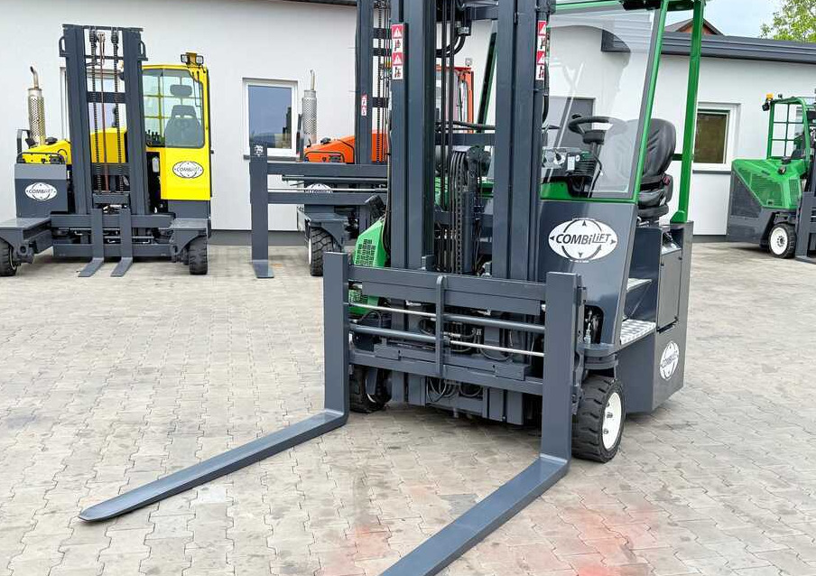 Combilift CB3000 / DIESEL / TRIPLEX 4900MM / FREE LIFT / SIDESHIFT / FORK POSITIONER / 1500MM FORKS / LIKE NEW - 4방향 리치 트럭 : 사진 3 Combilift CB3000 / DIESEL / TRIPLEX 4900MM / FREE LIFT / SIDESHIFT / FORK POSITIONER / 1500MM FORKS / LIKE NEW - 4방향 리치 트럭 : 사진 3