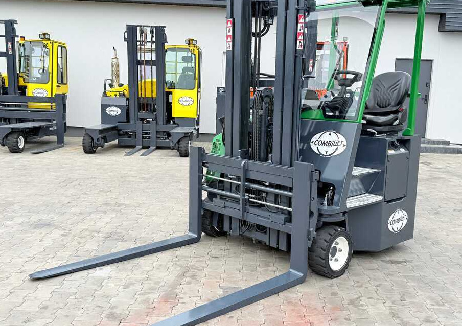 Combilift CB3000 / DIESEL / TRIPLEX 4900MM / FREE LIFT / SIDESHIFT / FORK POSITIONER / 1500MM FORKS / LIKE NEW - 4방향 리치 트럭 : 사진 2 Combilift CB3000 / DIESEL / TRIPLEX 4900MM / FREE LIFT / SIDESHIFT / FORK POSITIONER / 1500MM FORKS / LIKE NEW - 4방향 리치 트럭 : 사진 2
