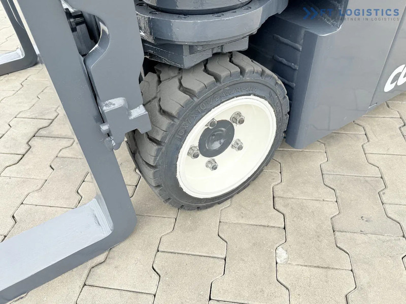 Combilift Combilift CBE2500 / TRIPLEX / 5500MM / FREE LIFT / ELECTRIC DRIVE / ONLY 2300 MTH / FORK POSITIONER / SIDE SHIFT / NEW TYRES / L - 4방향 리치 트럭 : 사진 4 Combilift Combilift CBE2500 / TRIPLEX / 5500MM / FREE LIFT / ELECTRIC DRIVE / ONLY 2300 MTH / FORK POSITIONER / SIDE SHIFT / NEW TYRES / L - 4방향 리치 트럭 : 사진 4