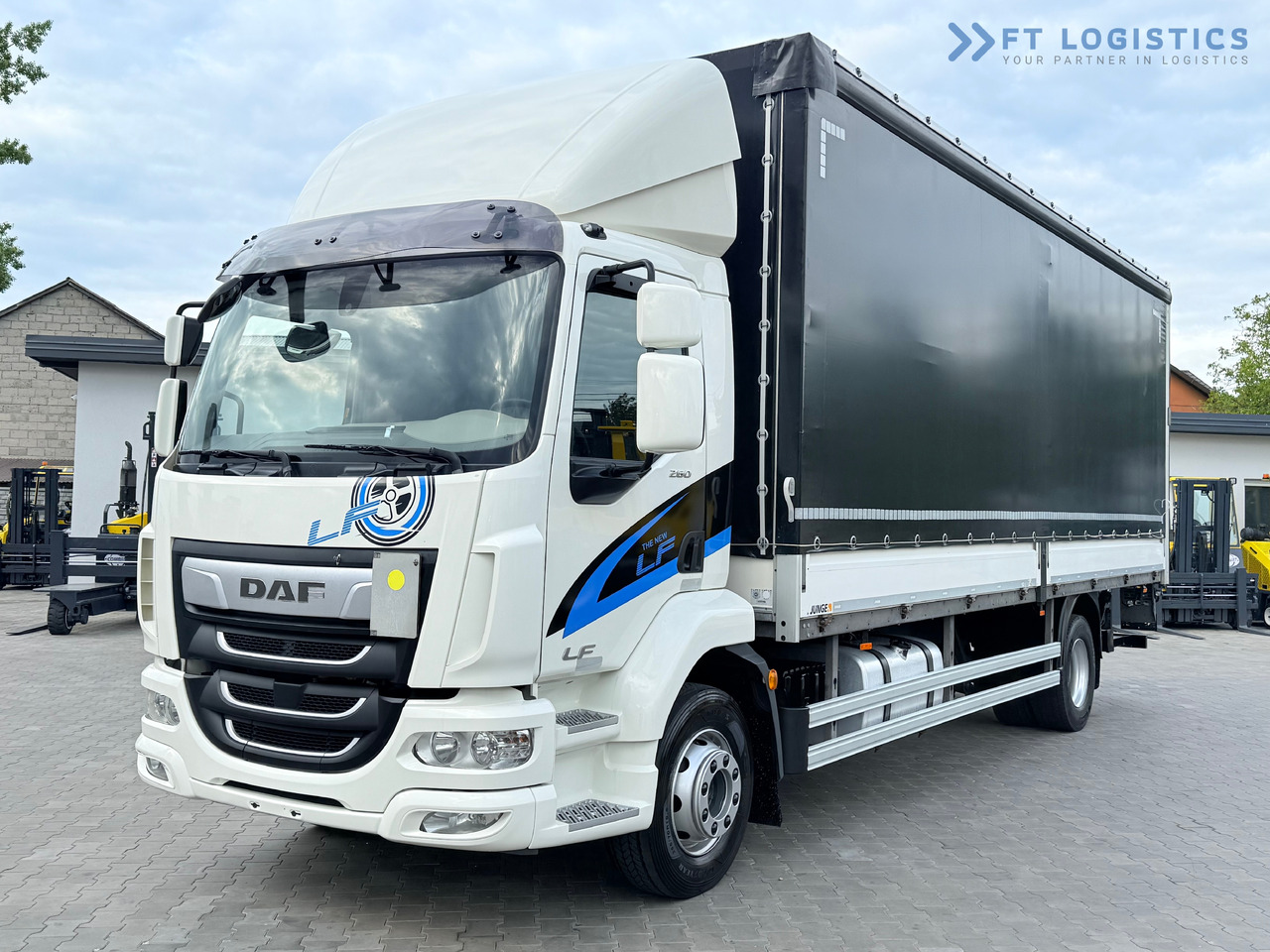 DAF LF 260 FA / AUTOMATIC / 9,255 kg PAYLOAD / 4x2 / 18 PALLETS / TAIL LIFT / SIDE BOARDS / EXCELLENT CONDITION! - 커튼사이더 트럭 : 사진 2 DAF LF 260 FA / AUTOMATIC / 9,255 kg PAYLOAD / 4x2 / 18 PALLETS / TAIL LIFT / SIDE BOARDS / EXCELLENT CONDITION! - 커튼사이더 트럭 : 사진 2