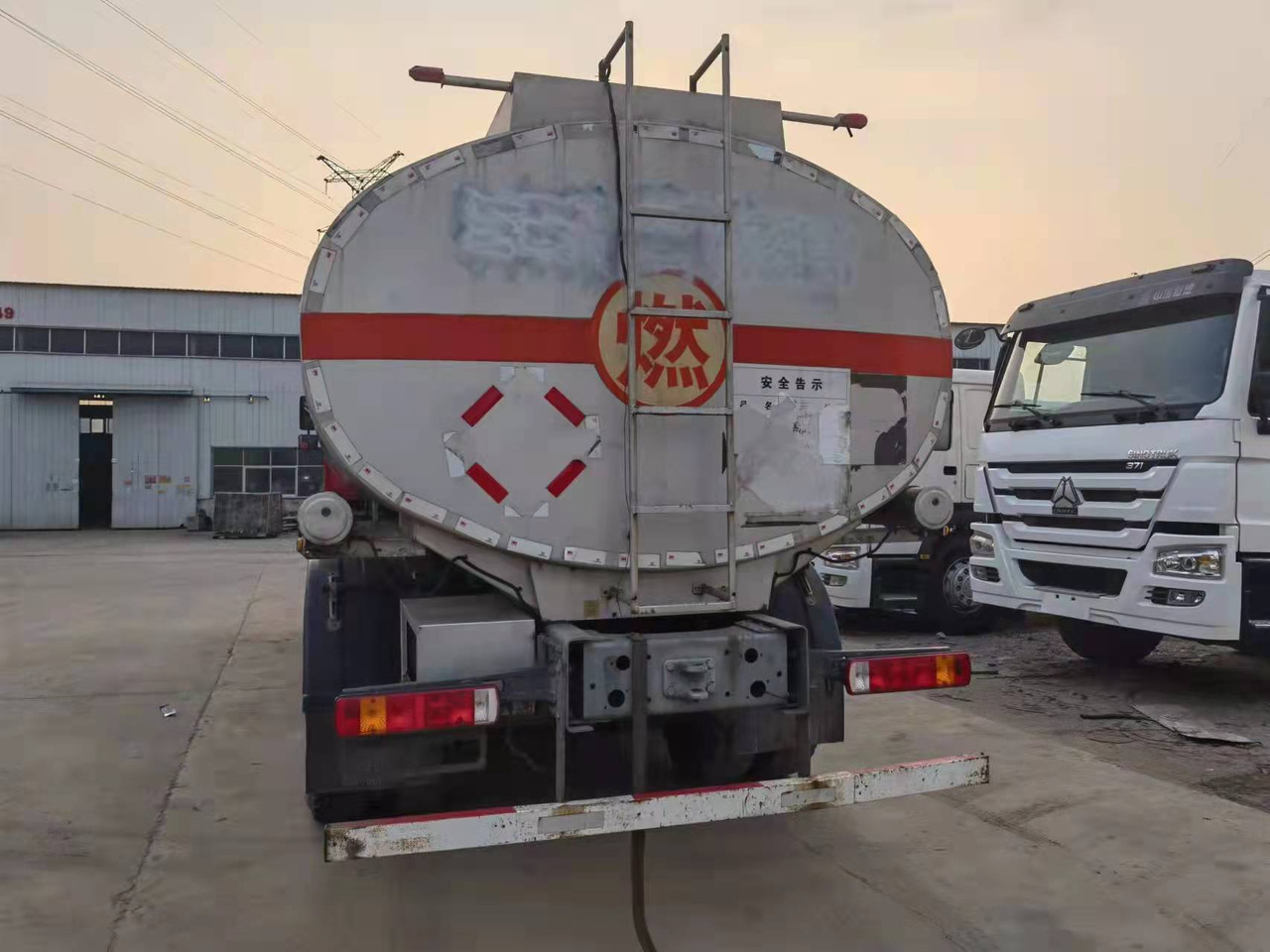 HOWO 20 cubic meters - 유조트럭 : 사진 2 HOWO 20 cubic meters - 유조트럭 : 사진 2