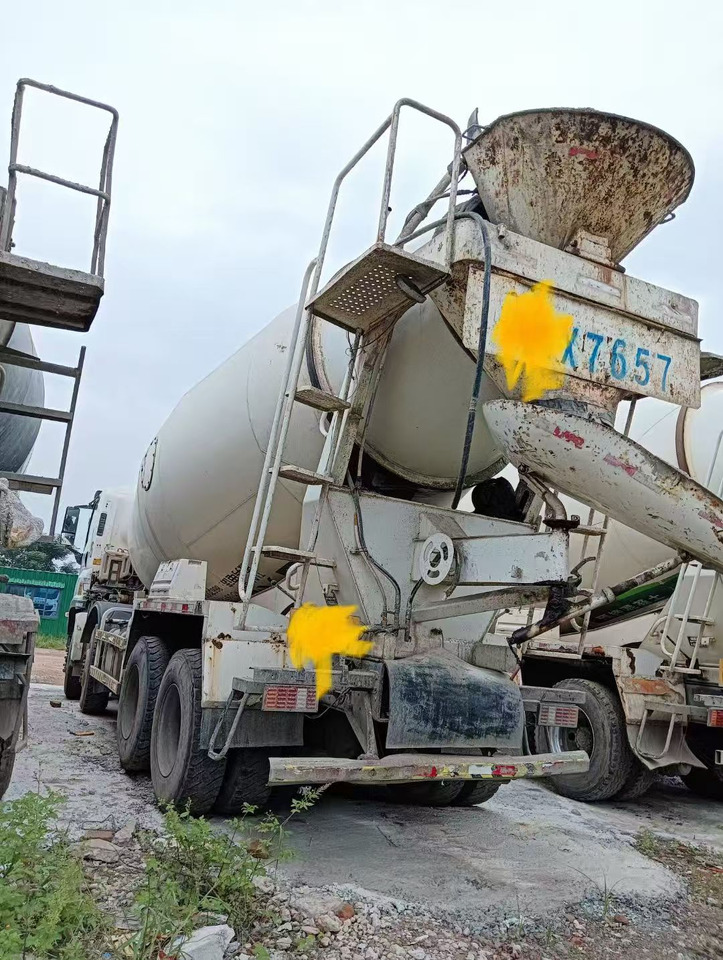 ISUZU ISUZU T156 15 cubic meter mixing tank - 콘크리트 믹서 : 사진 2 ISUZU ISUZU T156 15 cubic meter mixing tank - 콘크리트 믹서 : 사진 2