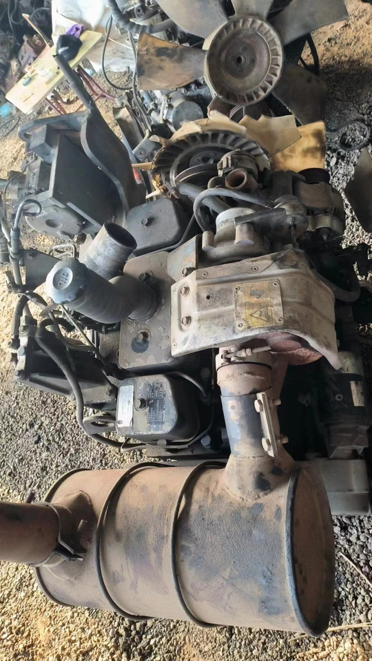 KOMATSU 4D102E-2 - 엔진 굴착기 용 : 사진 2 KOMATSU 4D102E-2 - 엔진 굴착기 용 : 사진 2