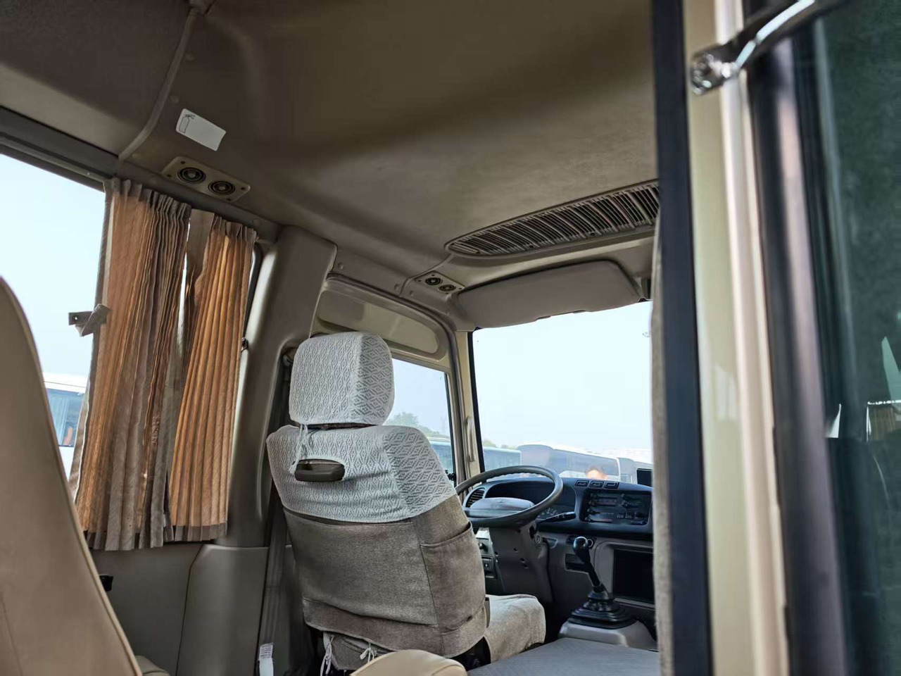 TOYOTA COASTER 23 seats - 대형 버스 : 사진 4 TOYOTA COASTER 23 seats - 대형 버스 : 사진 4