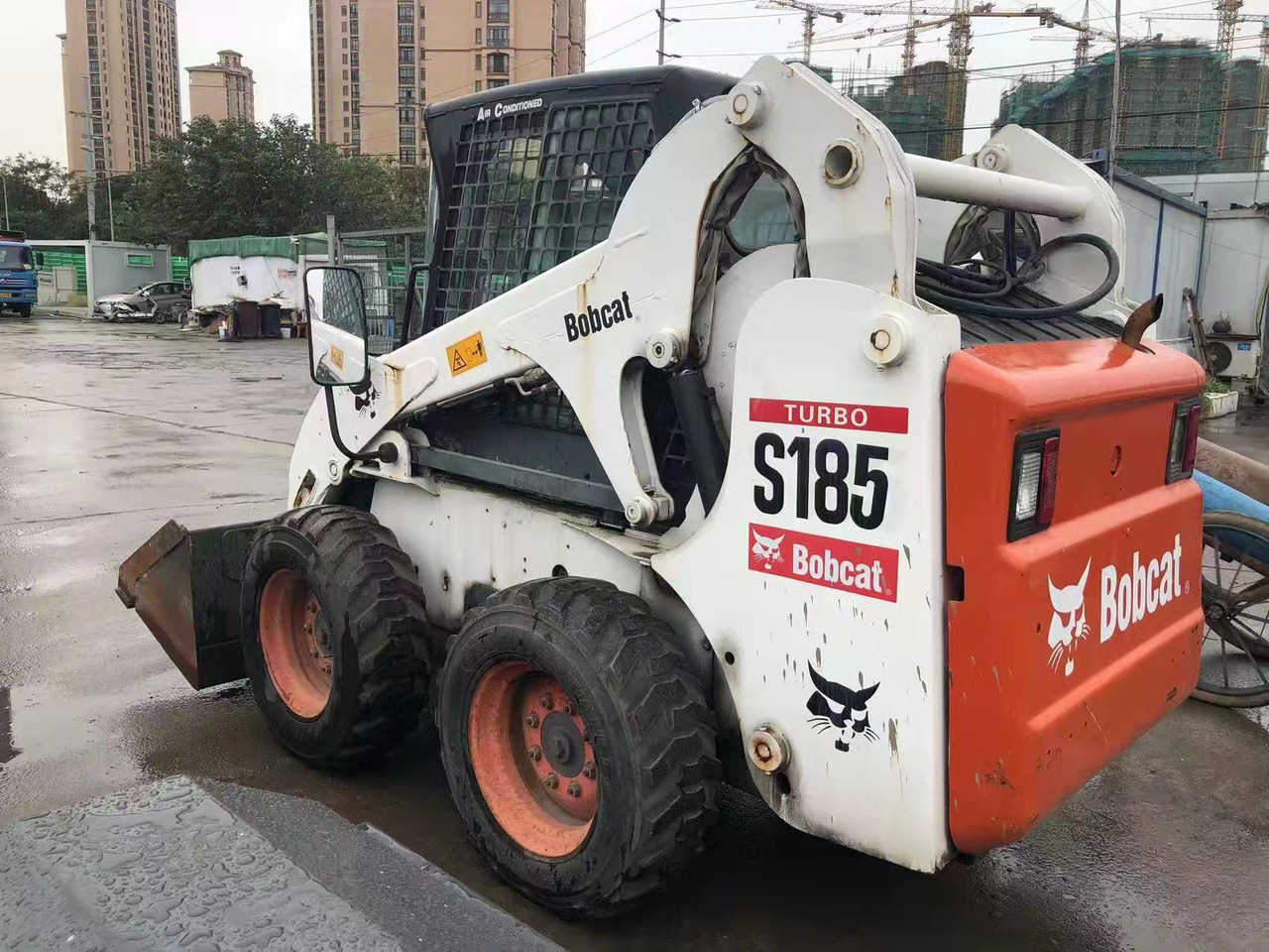 BOBCAT S185 - 스키드 스티어 로더 : 사진 4 BOBCAT S185 - 스키드 스티어 로더 : 사진 4