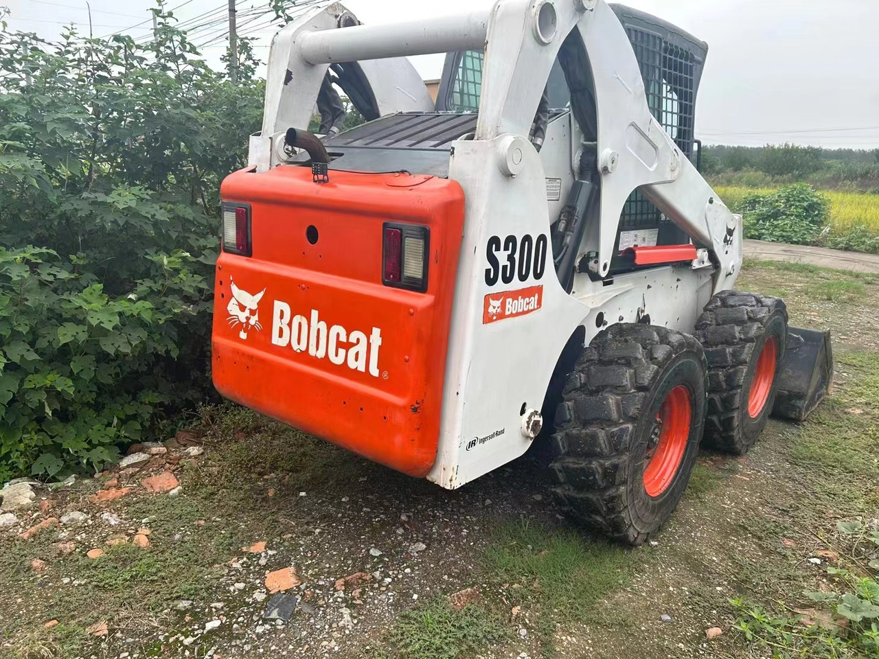 BOBCAT S300 - 스키드 스티어 로더 : 사진 2 BOBCAT S300 - 스키드 스티어 로더 : 사진 2