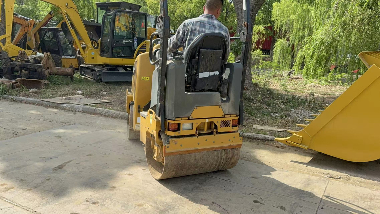 CATERPILLAR CB14B - 로드 롤러 : 사진 3 CATERPILLAR CB14B - 로드 롤러 : 사진 3