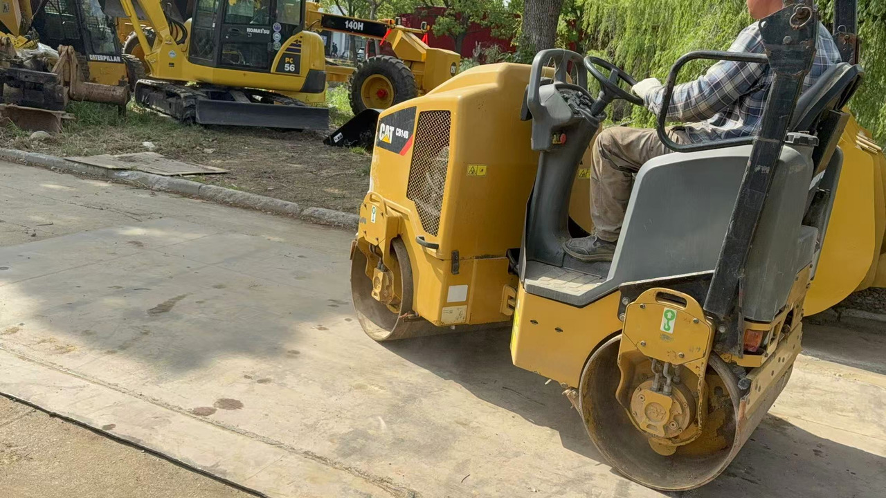 CATERPILLAR CB14B - 로드 롤러 : 사진 4 CATERPILLAR CB14B - 로드 롤러 : 사진 4