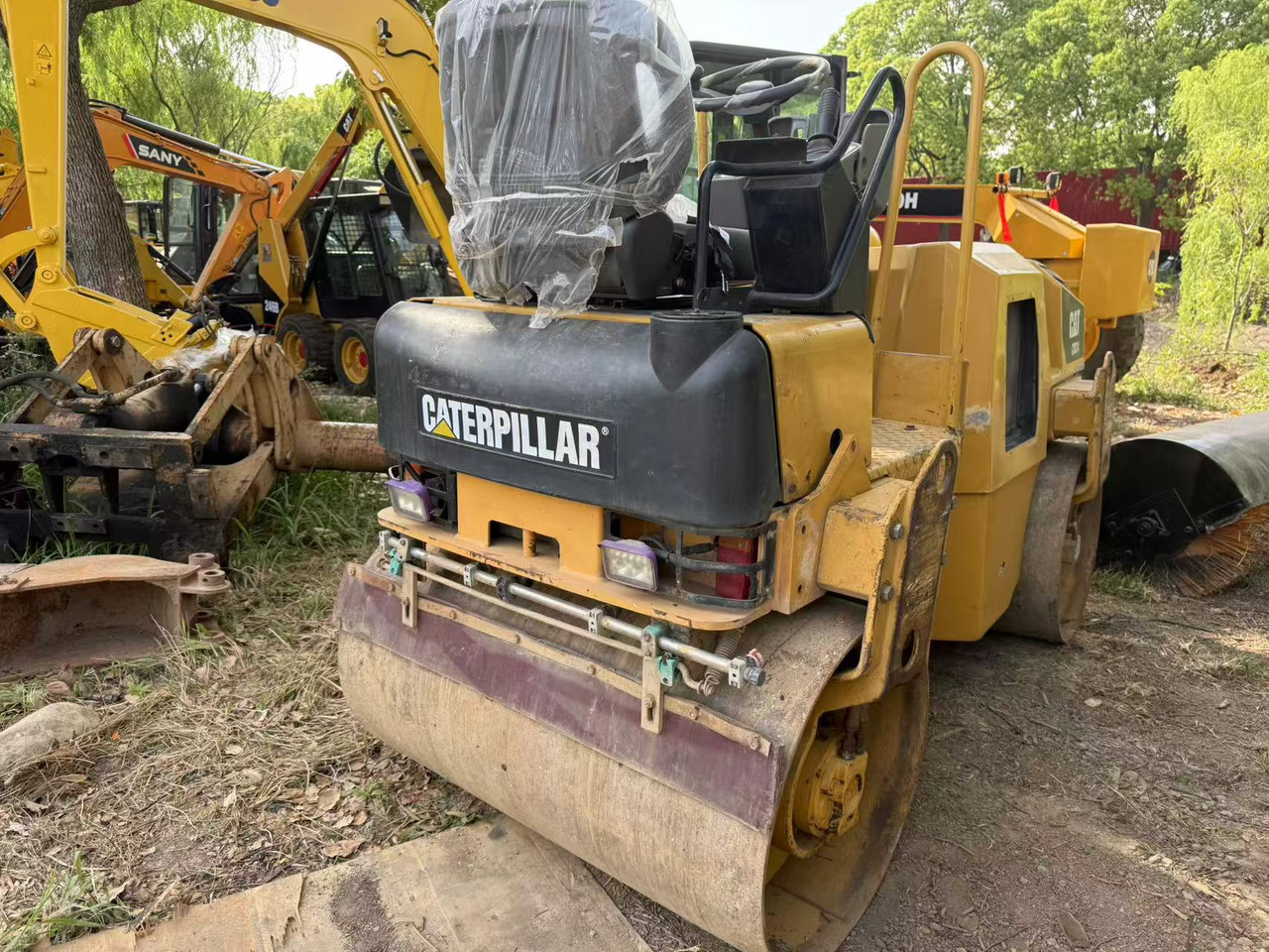CATERPILLAR CB24B - 로드 롤러 : 사진 4 CATERPILLAR CB24B - 로드 롤러 : 사진 4